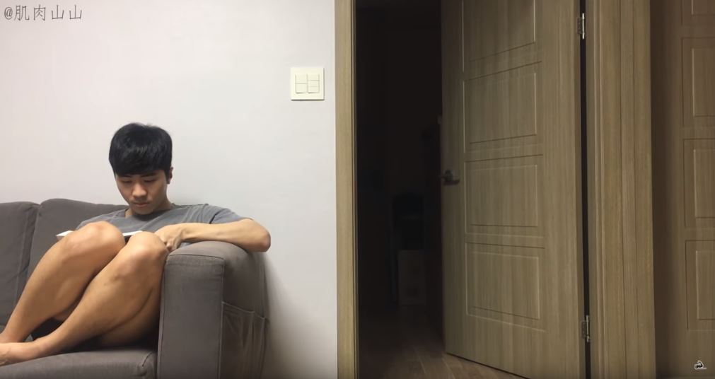 弟弟「大門口貼透明膠帶」整姊姊　姊姊教訓完「回房間重頭戲才上場」網笑瘋：弟弟還活著嗎？