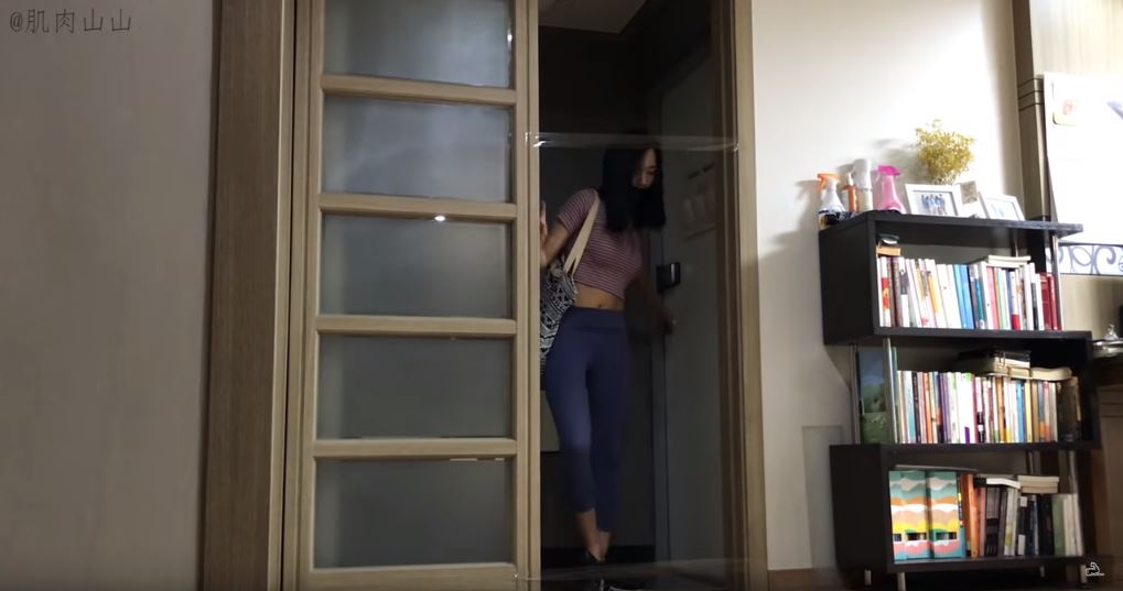 弟弟「大門口貼透明膠帶」整姊姊　姊姊教訓完「回房間重頭戲才上場」網笑瘋：弟弟還活著嗎？