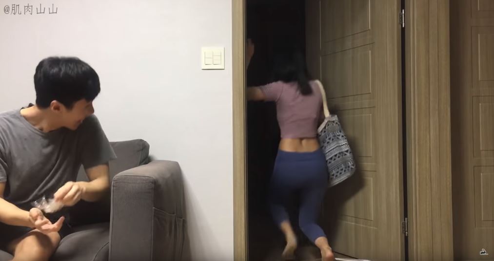 弟弟「大門口貼透明膠帶」整姊姊　姊姊教訓完「回房間重頭戲才上場」網笑瘋：弟弟還活著嗎？