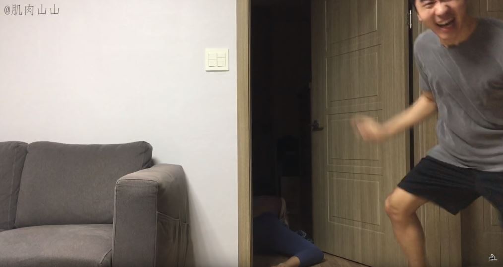 弟弟「大門口貼透明膠帶」整姊姊　姊姊教訓完「回房間重頭戲才上場」網笑瘋：弟弟還活著嗎？