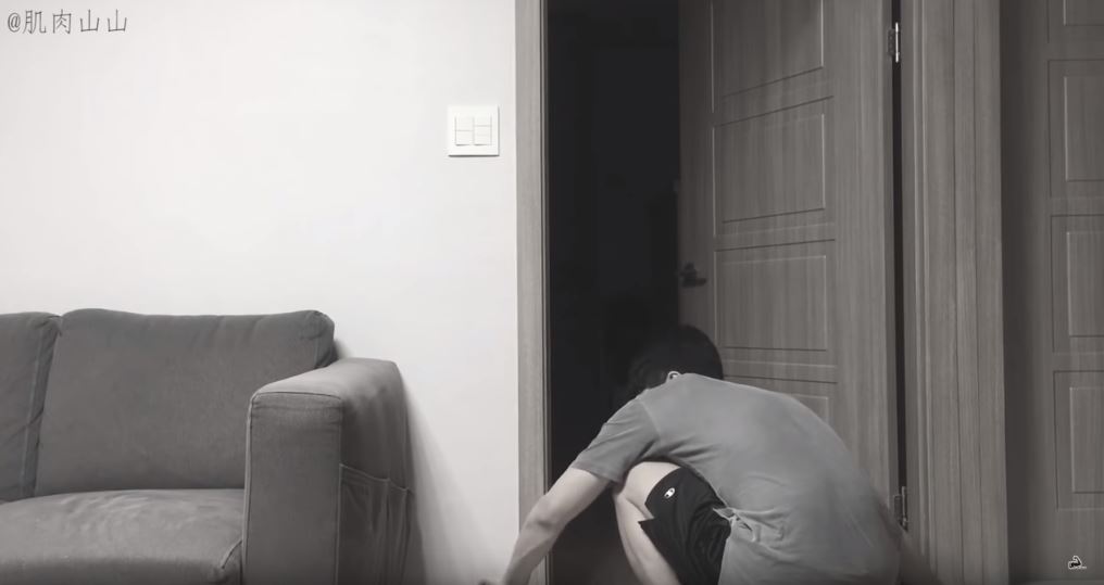 弟弟「大門口貼透明膠帶」整姊姊　姊姊教訓完「回房間重頭戲才上場」網笑瘋：弟弟還活著嗎？