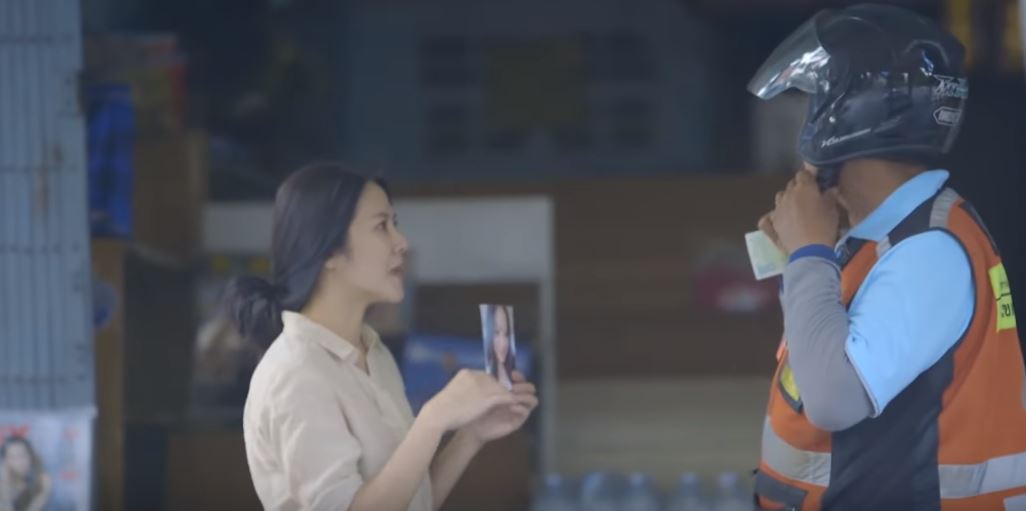 記得養育你的每口飯！攤販老闆娘招待的「一碗蛋炒飯」　讓離家出走女孩悔不當初