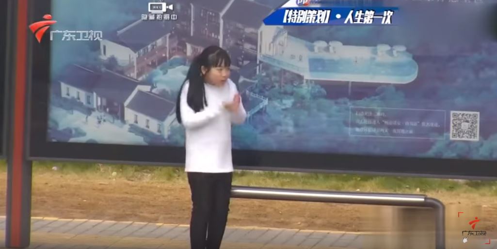 小女孩寒冷天「只穿一件衣服」獨自等媽媽　年輕情侶發現…「突然其來的舉動」讓萬人被暖哭！