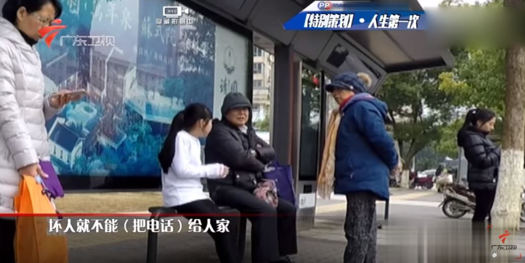 小女孩寒冷天「只穿一件衣服」獨自等媽媽　年輕情侶發現…「突然其來的舉動」讓萬人被暖哭！