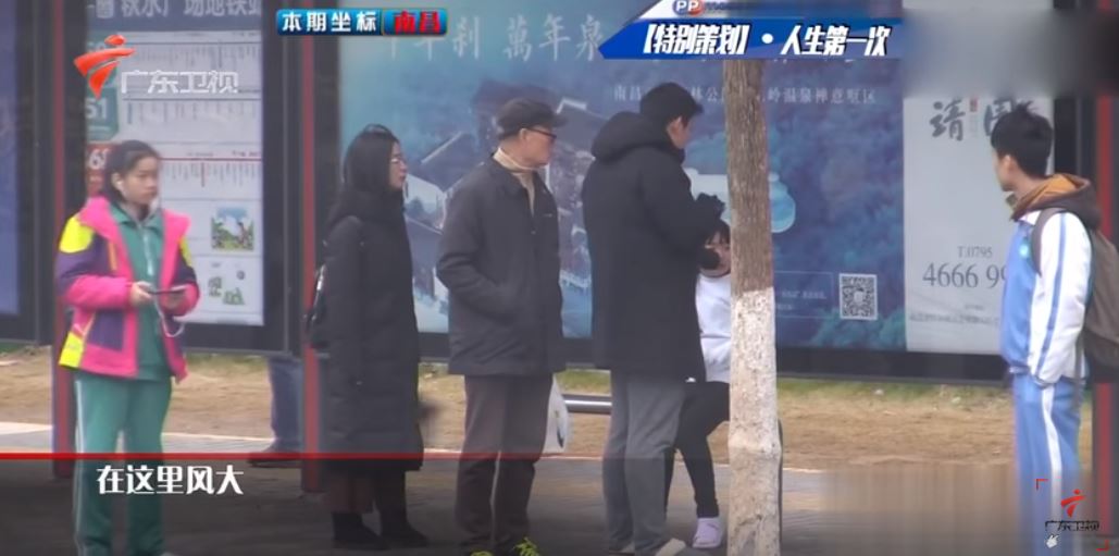 小女孩寒冷天「只穿一件衣服」獨自等媽媽　年輕情侶發現…「突然其來的舉動」讓萬人被暖哭！