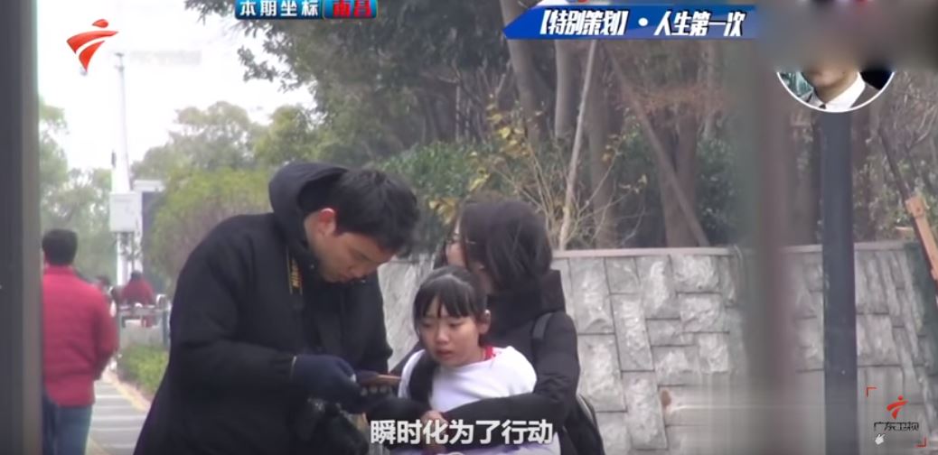 小女孩寒冷天「只穿一件衣服」獨自等媽媽　年輕情侶發現…「突然其來的舉動」讓萬人被暖哭！