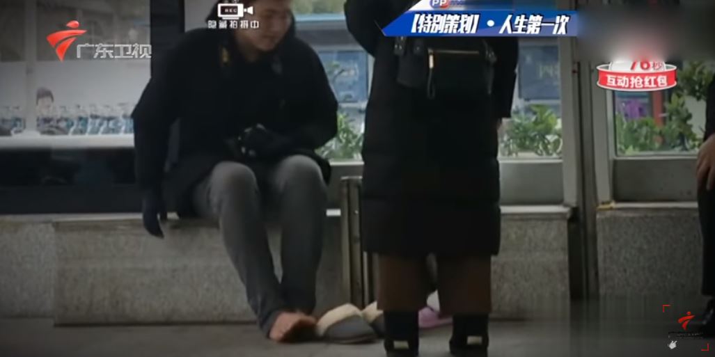 小女孩寒冷天「只穿一件衣服」獨自等媽媽　年輕情侶發現…「突然其來的舉動」讓萬人被暖哭！