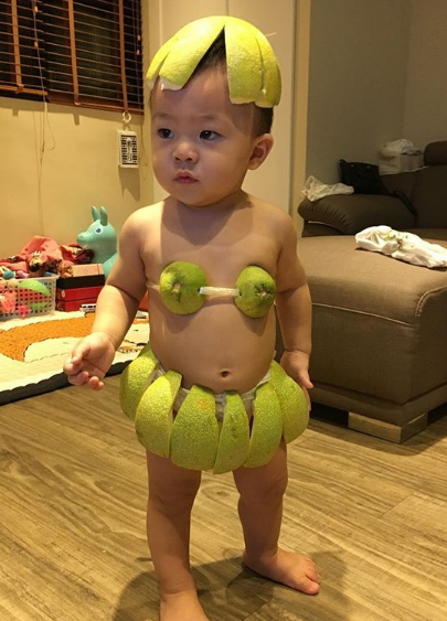 柚子小精靈！ 巧手媽為寶寶「打造超Q比基尼」  賣力搖擺差點走光 網笑歪：長大會後悔