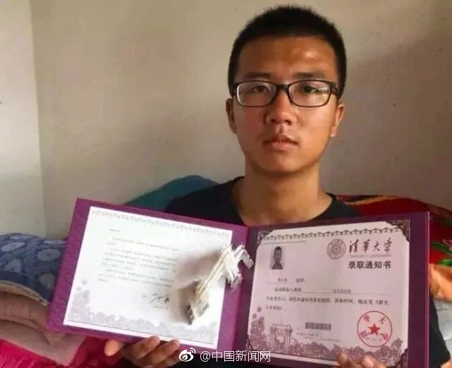 改變自己命運！清貧少年考上名校「擔憂學費只敢吃菜包」  網友一見手機好心酸：古董級型號