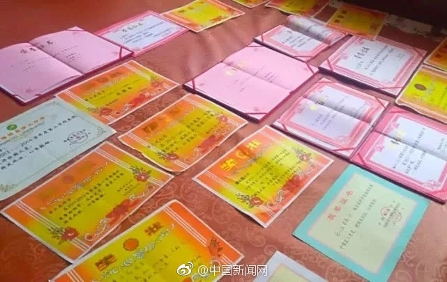 改變自己命運！清貧少年考上名校「擔憂學費只敢吃菜包」  網友一見手機好心酸：古董級型號