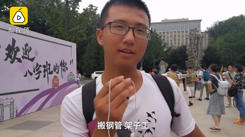 改變自己命運！清貧少年考上名校「擔憂學費只敢吃菜包」  網友一見手機好心酸：古董級型號