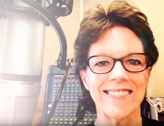 真人版Siri是她！鄰居懷疑聲音不像　她聽完笑笑「下一秒原音重現」對方聽傻：真的是本尊