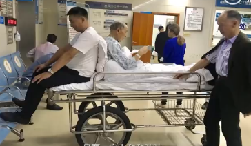 百善孝為先！兒子女婿「當87歲父親靠背」 每半個小時輪流不喊累：爸媽是我們的福氣