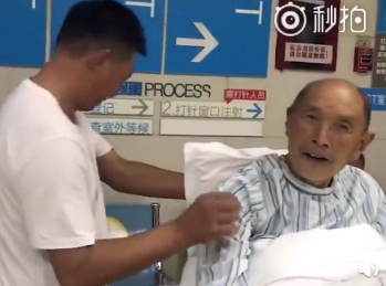 百善孝為先！兒子女婿「當87歲父親靠背」 每半個小時輪流不喊累：爸媽是我們的福氣