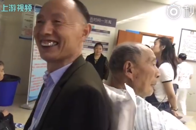 百善孝為先！兒子女婿「當87歲父親靠背」 每半個小時輪流不喊累：爸媽是我們的福氣