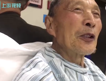 百善孝為先！兒子女婿「當87歲父親靠背」 每半個小時輪流不喊累：爸媽是我們的福氣