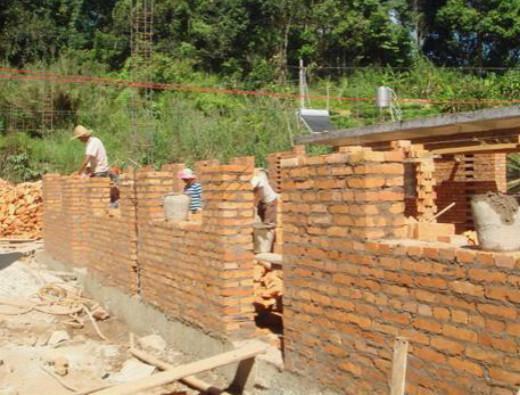 小夥成富翁「多年後裝窮回村」遭村裡人取笑！「妻子開豪車過來說一話」村民們全都抬不起頭