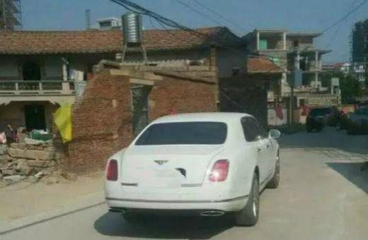 小夥成富翁「多年後裝窮回村」遭村裡人取笑！「妻子開豪車過來說一話」村民們全都抬不起頭