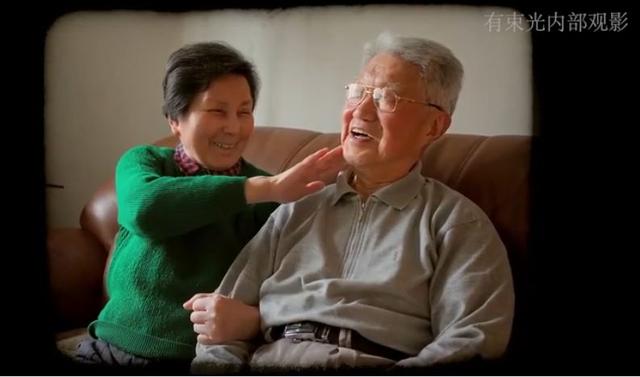 請記得我！20歲對他一見鍾情42歲嫁給心上人  卻在「70歲時忘了全世界」：只認得戴金邊眼鏡的你