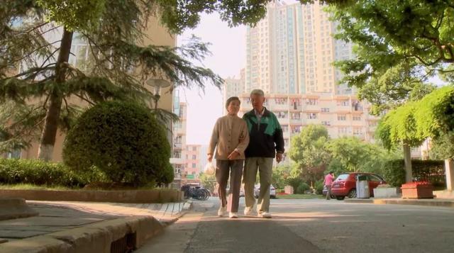 請記得我！20歲對他一見鍾情42歲嫁給心上人  卻在「70歲時忘了全世界」：只認得戴金邊眼鏡的你