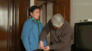 請記得我！20歲對他一見鍾情42歲嫁給心上人  卻在「70歲時忘了全世界」：只認得戴金邊眼鏡的你