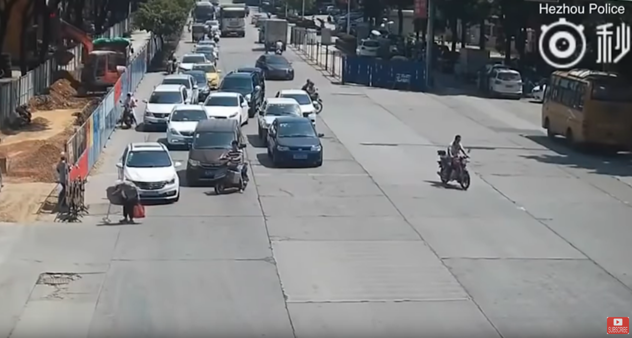 老奶奶拄杖困馬路中央  男子超帥氣「上前擋住車流」讓她安心通過：我懂老人的辛苦