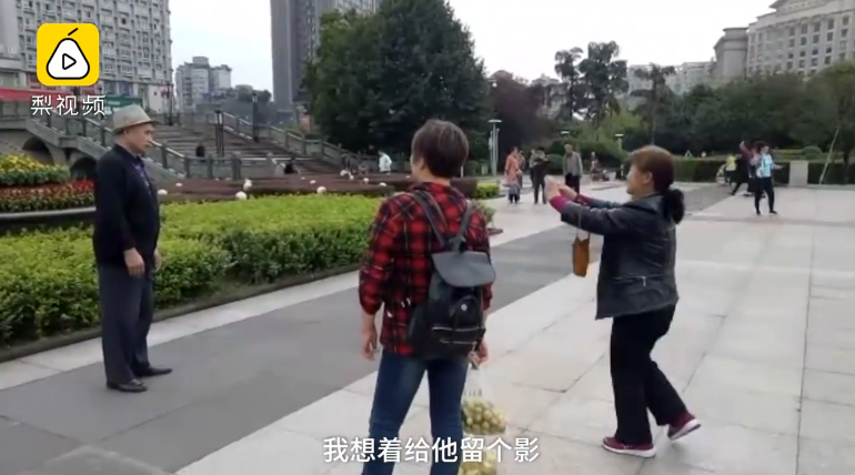 她牽著視障老伴「摸」風景！老婆「願把自己一隻眼給老公」卻無法配對：我就是他的眼