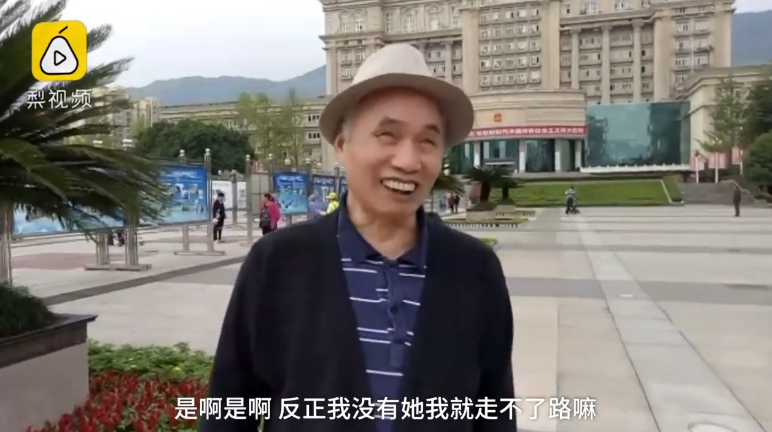 她牽著視障老伴「摸」風景！老婆「願把自己一隻眼給老公」卻無法配對：我就是他的眼