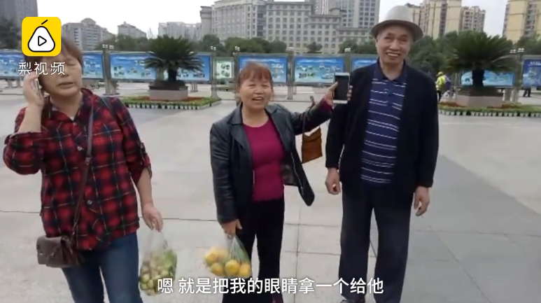 她牽著視障老伴「摸」風景！老婆「願把自己一隻眼給老公」卻無法配對：我就是他的眼