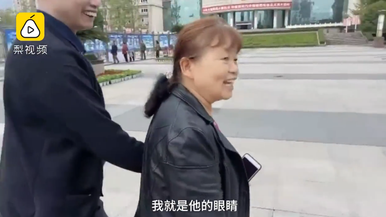 她牽著視障老伴「摸」風景！老婆「願把自己一隻眼給老公」卻無法配對：我就是他的眼