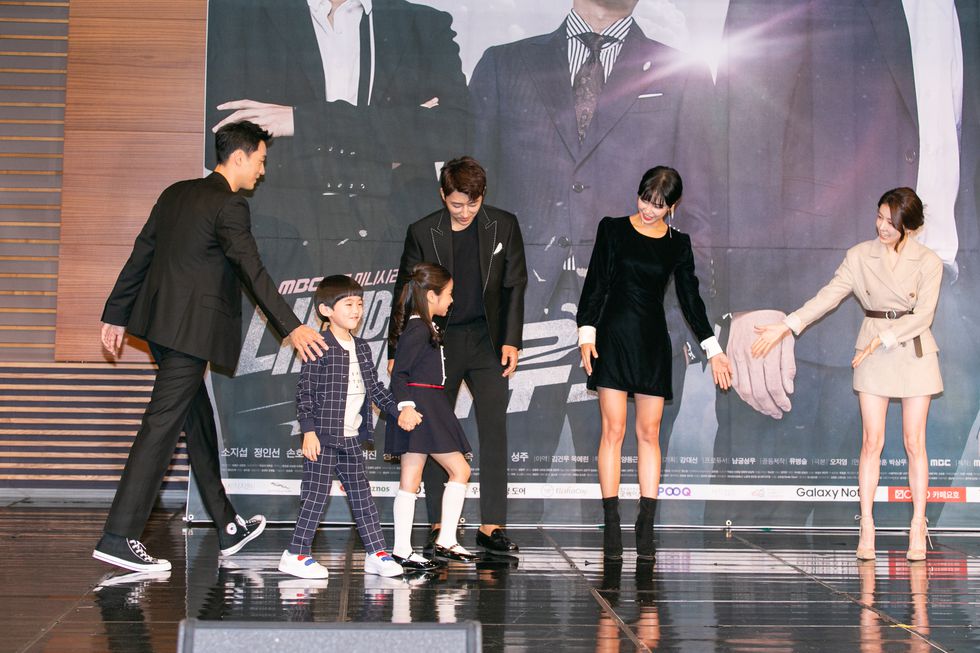 蘇志燮「特務兼褓姆」帶小孩　全程厭世臉「被扮成兔女郎」女網友笑瘋：臭臉也能那麼帥❤