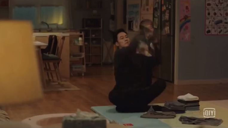 蘇志燮「特務兼褓姆」帶小孩　全程厭世臉「被扮成兔女郎」女網友笑瘋：臭臉也能那麼帥❤