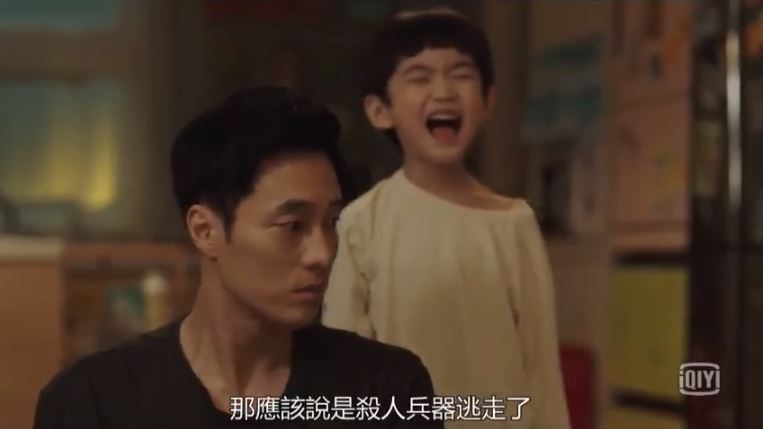 蘇志燮「特務兼褓姆」帶小孩　全程厭世臉「被扮成兔女郎」女網友笑瘋：臭臉也能那麼帥❤