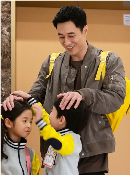 蘇志燮「特務兼褓姆」帶小孩　全程厭世臉「被扮成兔女郎」女網友笑瘋：臭臉也能那麼帥❤