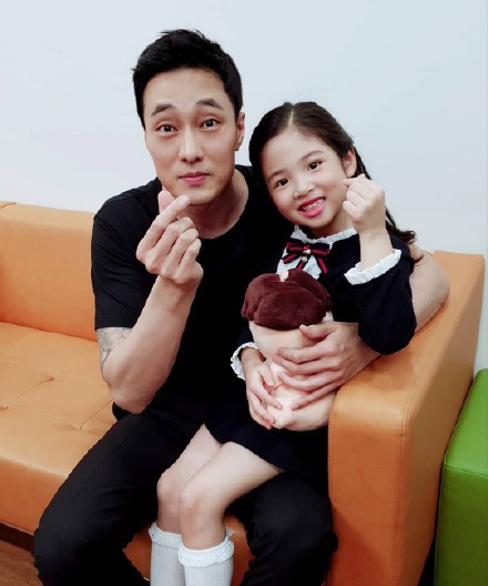 蘇志燮「特務兼褓姆」帶小孩　全程厭世臉「被扮成兔女郎」女網友笑瘋：臭臉也能那麼帥❤