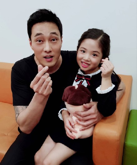 蘇志燮「特務兼褓姆」帶小孩　全程厭世臉「被扮成兔女郎」女網友笑瘋：臭臉也能那麼帥❤