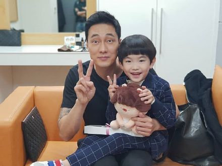 蘇志燮「特務兼褓姆」帶小孩　全程厭世臉「被扮成兔女郎」女網友笑瘋：臭臉也能那麼帥❤