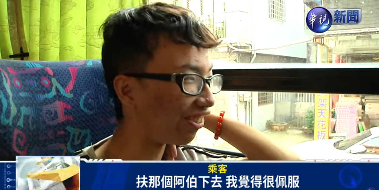 司機耽誤時間乘客反讚美？ 每天親自「牽視障伯過馬路」 民眾力挺：反而為他鼓掌 