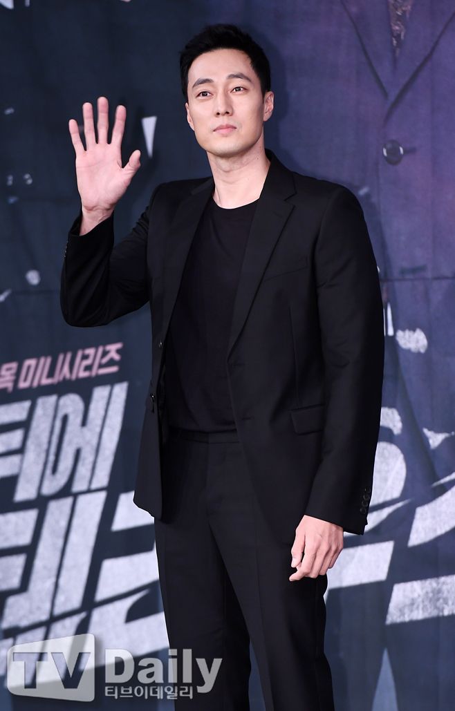 蘇志燮「特務兼褓姆」帶小孩　全程厭世臉「被扮成兔女郎」女網友笑瘋：臭臉也能那麼帥❤