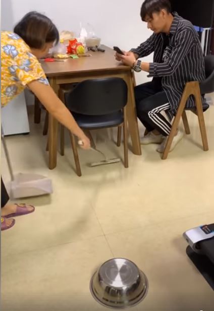 兒子看媽媽「認分撿地上的鍋子」忍不住竊笑　下秒媽媽手刀衝過來…網友笑噴：先扁完再撿