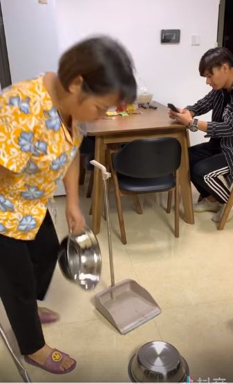 兒子看媽媽「認分撿地上的鍋子」忍不住竊笑　下秒媽媽手刀衝過來…網友笑噴：先扁完再撿