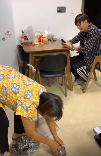 兒子看媽媽「認分撿地上的鍋子」忍不住竊笑　下秒媽媽手刀衝過來…網友笑噴：先扁完再撿