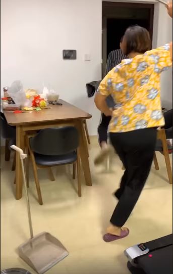兒子看媽媽「認分撿地上的鍋子」忍不住竊笑　下秒媽媽手刀衝過來…網友笑噴：先扁完再撿