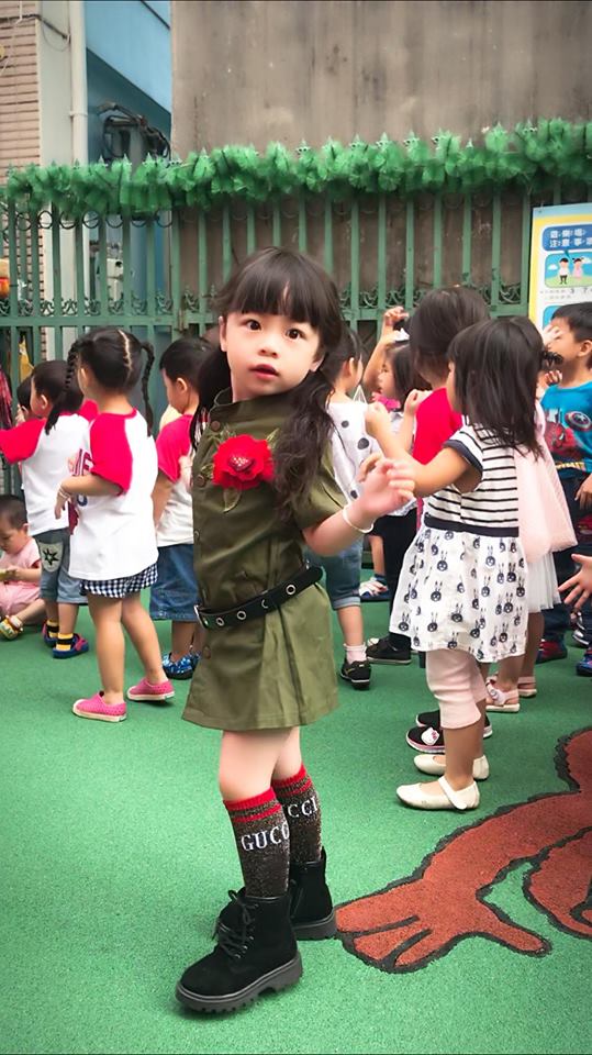 幼稚園萌跳晨操！3歲軍裝小女神「迷倒一票男同學」　藍衣小弟緊盯「燦笑搭訕」：哈囉美女❤