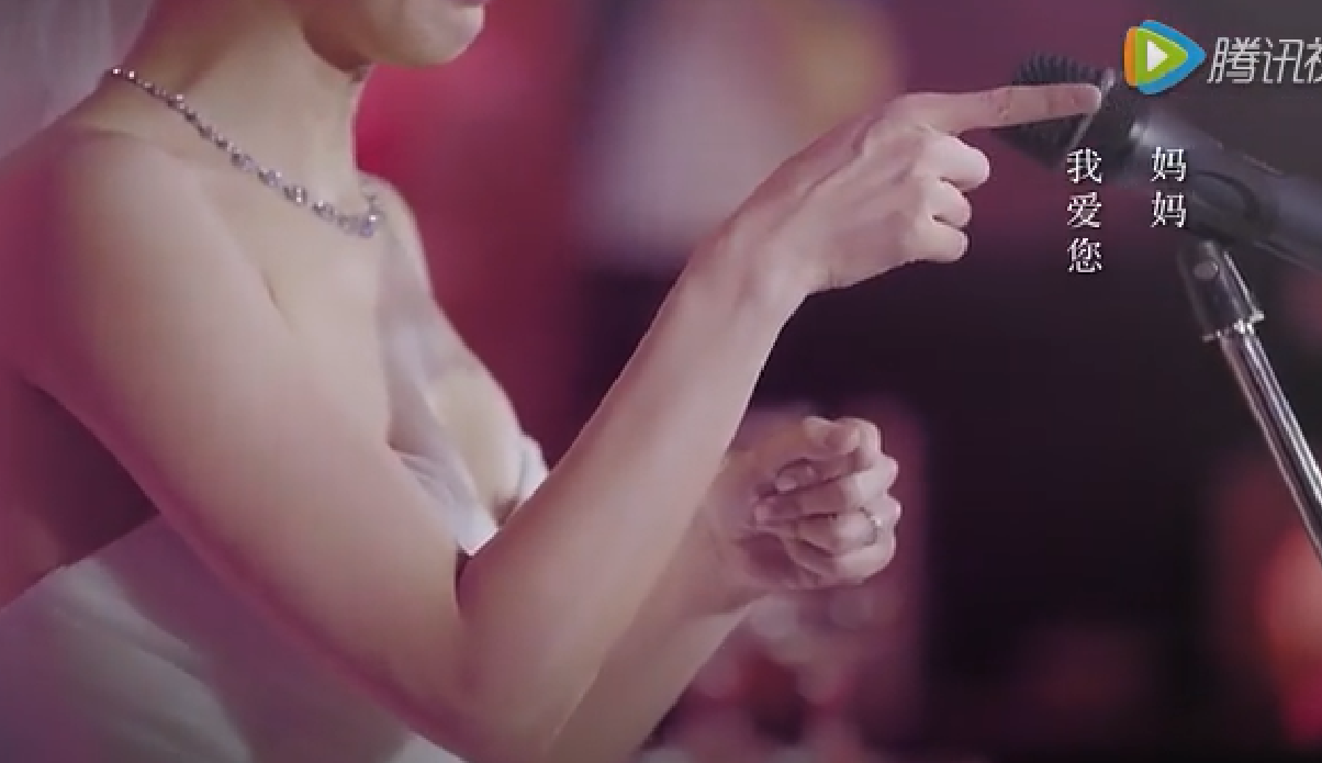 媽媽比著「我好希望聽到妳的聲音」讓女兒醒悟  在婚禮上用手語告白：我的母親沒有不一樣
