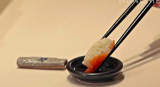吃壽司「白飯直接沾醬吃」錯很大　日本料理師傅「教你正確吃法」網驚：口感真的不一樣！