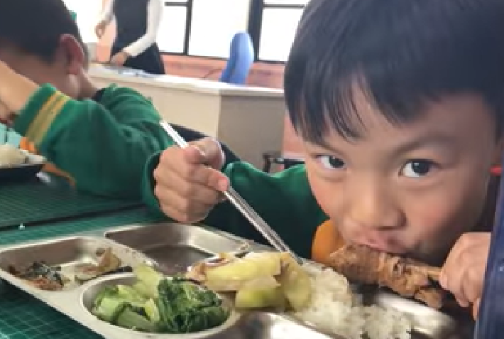 退而不休！五星大廚「返鄉當小學廚工」  營養午餐每天吃光沒廚餘：孩子的笑容是最好的回饋