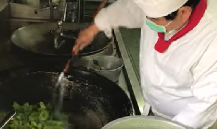 退而不休！五星大廚「返鄉當小學廚工」  營養午餐每天吃光沒廚餘：孩子的笑容是最好的回饋