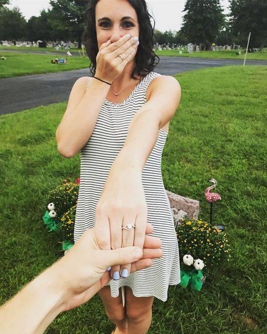 請將女兒嫁給我！他在岳父墓前向女友求婚   一踏入「神奇預兆」就發生：是父親的信號？