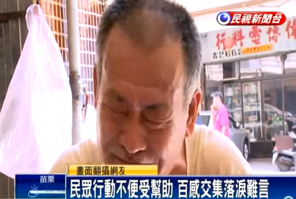阿伯行動不便卡路中間！  熱心騎士「下車跪下揹著過馬路」他百感交集落淚說不出話